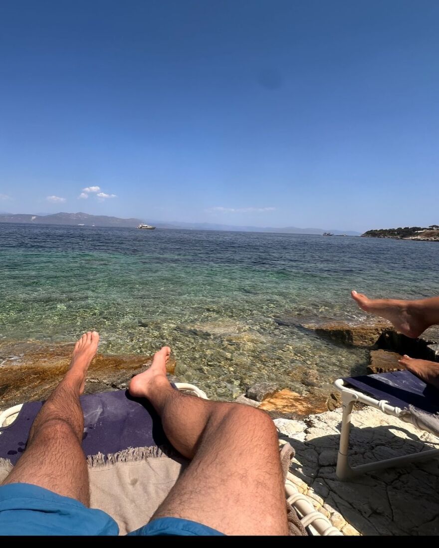 Χριστόφορος Παπακαλιάτης: Επέστρεψε στην Αθήνα - Το φωτογραφικό άλμπουμ από τις διακοπές του στους Παξούς