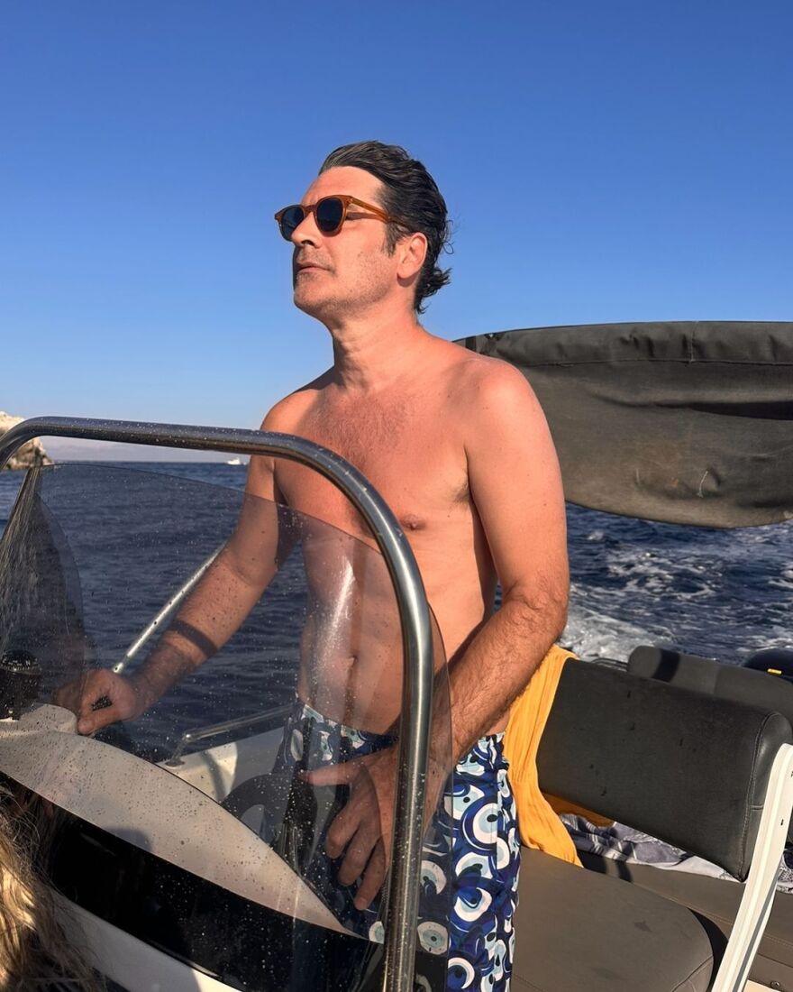 Χριστόφορος Παπακαλιάτης: Επέστρεψε στην Αθήνα - Το φωτογραφικό άλμπουμ από τις διακοπές του στους Παξούς