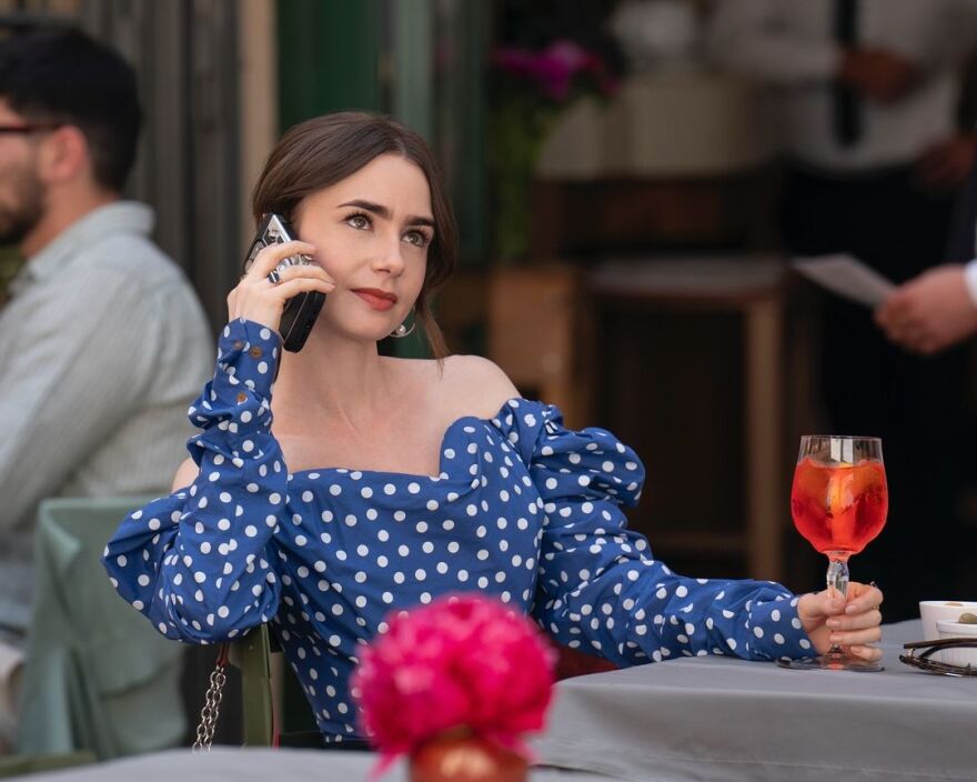 Λίλι Κόλινς: Έδωσε στους θαυμαστές της μια γεύση από το δεύτερο μέρος της 4ης σεζόν του «Emily in Paris»