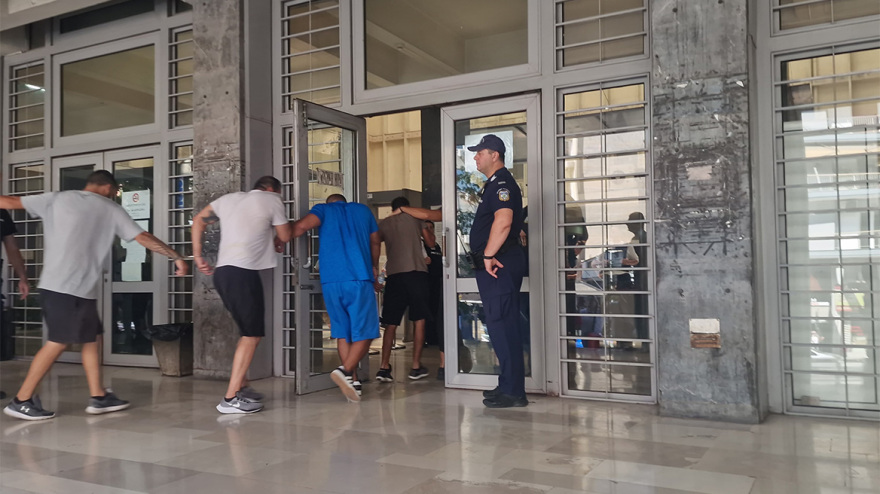 Θεσσαλονίκη: Στα δικαστήρια τα μέλη των εγκληματικών οργανώσεων που εξάρθρωσε η ΕΛΑΣ - Δείτε φωτογραφίες και βίντεο