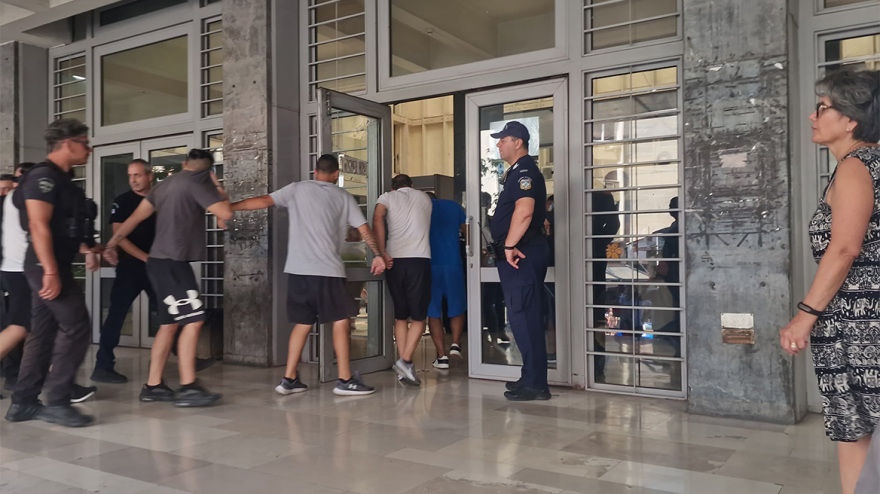 Θεσσαλονίκη: Στα δικαστήρια τα μέλη των εγκληματικών οργανώσεων που εξάρθρωσε η ΕΛΑΣ - Δείτε φωτογραφίες και βίντεο