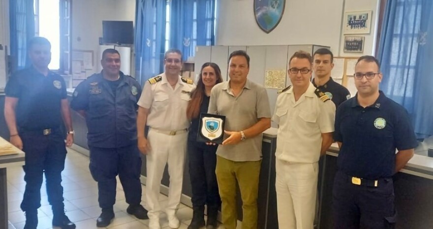 Ο Λιμενάρχης Σπετσών Παναγιώτης Μαριδάκης τίμησε τον Θοδωρή Βλάχο