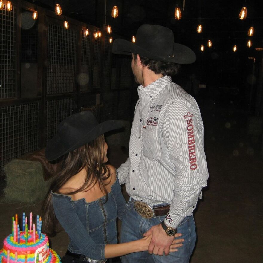 Μπέλα Χαντίντ: Έμενε στο τροχόσπιτο του καουμπόη συντρόφου της τους πρώτους μήνες της σχέσης τους 