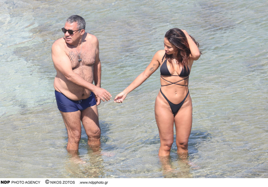 Ανίτα: Απολαμβάνει το μπάνιο της σε παραλία της Μυκόνου - Τα παιχνίδια με τον πατέρα της στη θάλασσα 