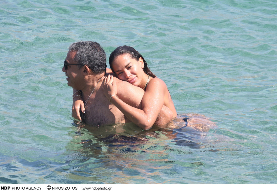 Ανίτα: Απολαμβάνει το μπάνιο της σε παραλία της Μυκόνου - Τα παιχνίδια με τον πατέρα της στη θάλασσα 