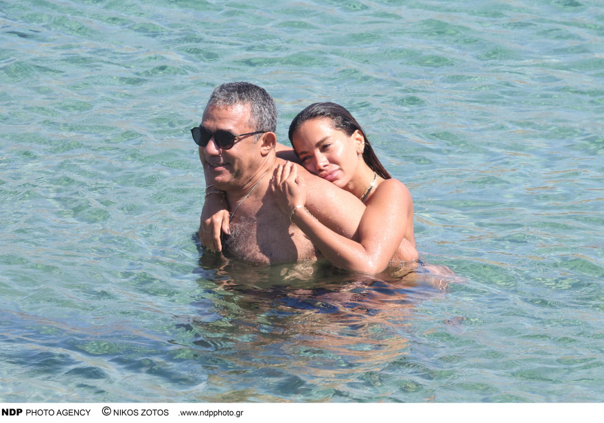 Ανίτα: Απολαμβάνει το μπάνιο της σε παραλία της Μυκόνου - Τα παιχνίδια με τον πατέρα της στη θάλασσα 