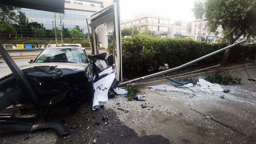 Τροχαίο στη λεωφόρο Κηφισίας - ΙΧ «καρφώθηκε» σε στάση λεωφορείου, τραυματίστηκε ο οδηγός