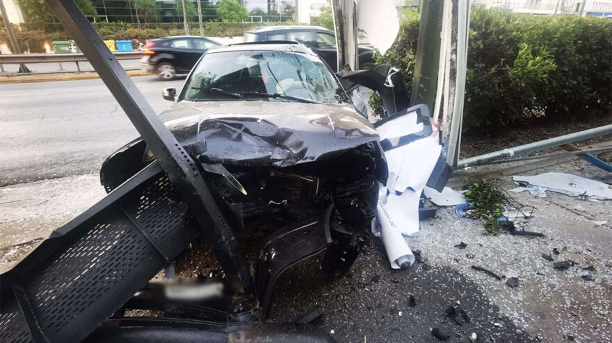 Τροχαίο στη λεωφόρο Κηφισίας - ΙΧ «καρφώθηκε» σε στάση λεωφορείου, τραυματίστηκε ο οδηγός