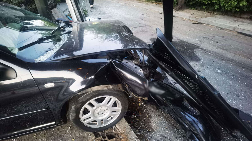 Τροχαίο στη λεωφόρο Κηφισίας - ΙΧ «καρφώθηκε» σε στάση λεωφορείου, τραυματίστηκε ο οδηγός