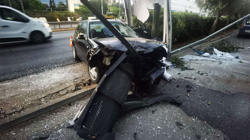 Τροχαίο στη λεωφόρο Κηφισίας - ΙΧ «καρφώθηκε» σε στάση λεωφορείου, τραυματίστηκε ο οδηγός