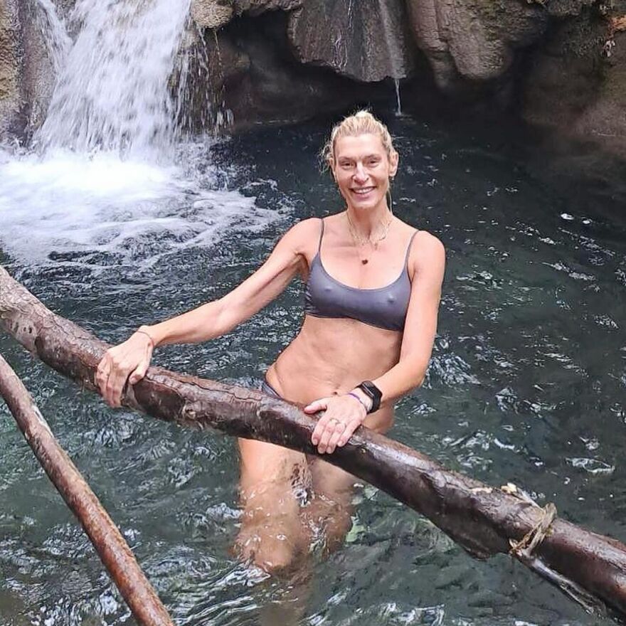 Ζέτα Δούκα: Η ηθοποιός βούτηξε στα παγωμένα νερά του Κεφαλοπόταμου