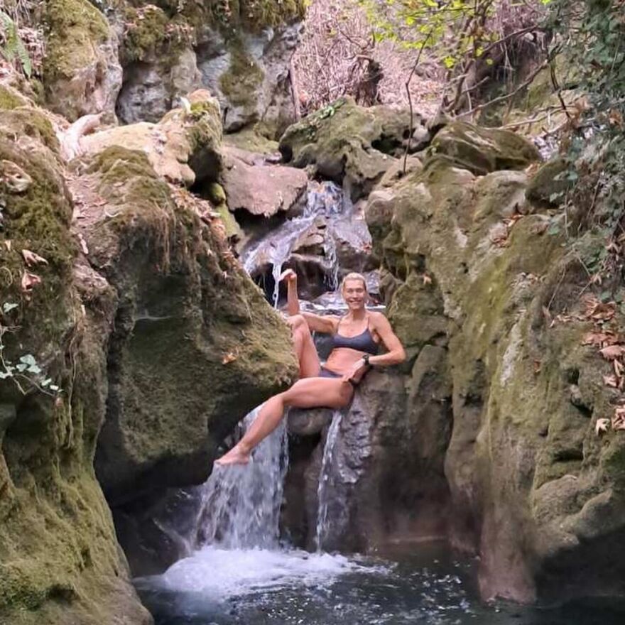 Ζέτα Δούκα: Η ηθοποιός βούτηξε στα παγωμένα νερά του Κεφαλοπόταμου