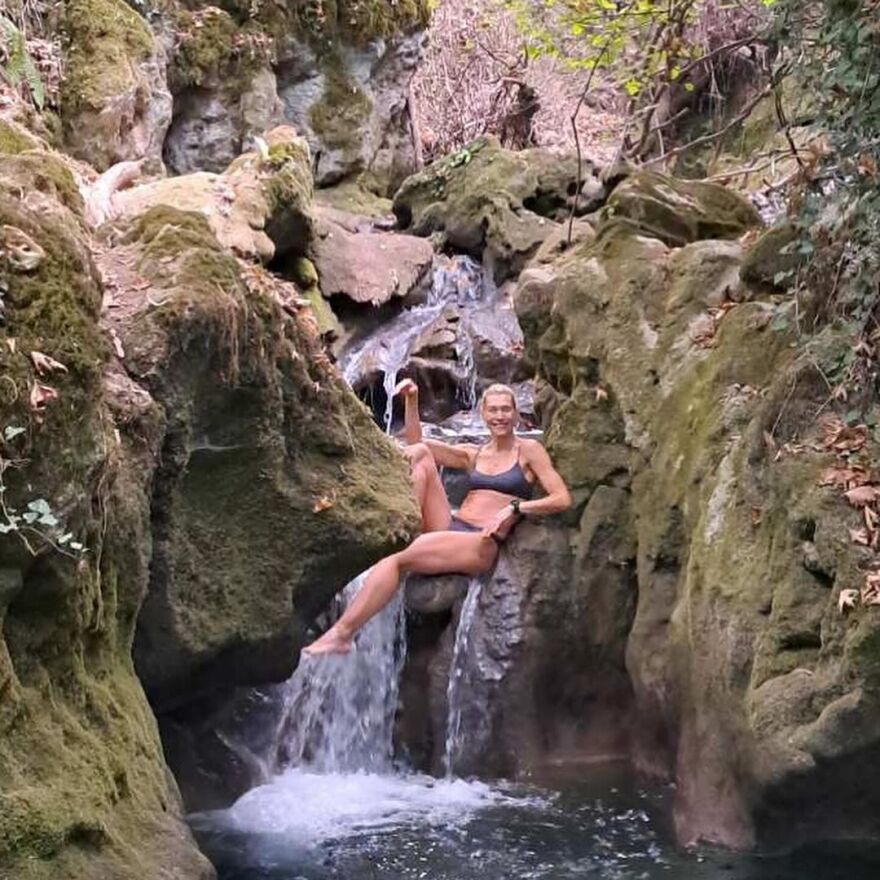 Ζέτα Δούκα: Η ηθοποιός βούτηξε στα παγωμένα νερά του Κεφαλοπόταμου