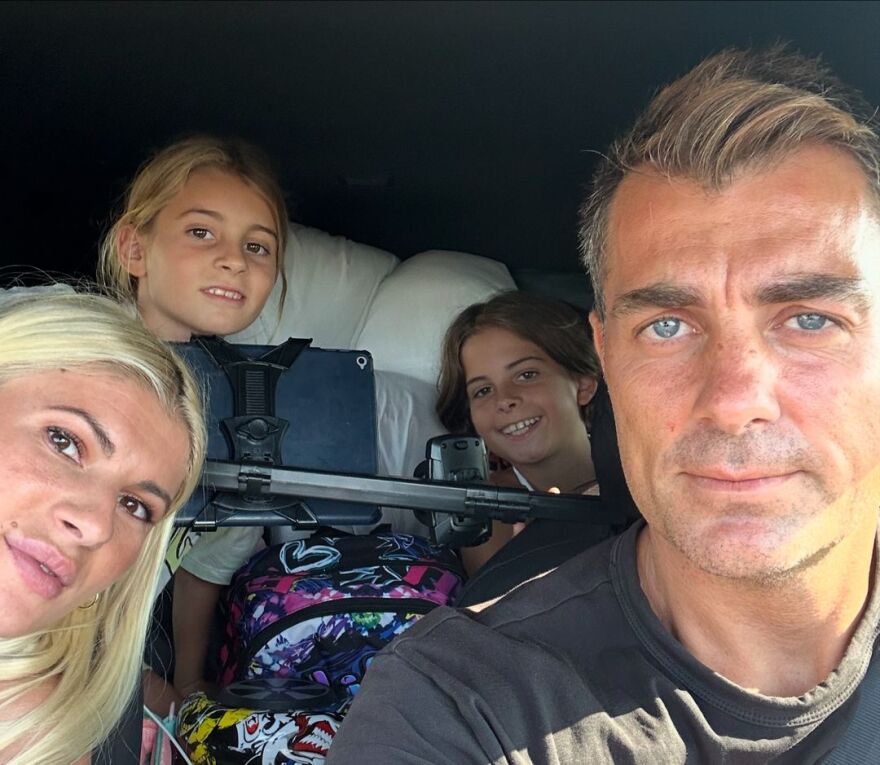 Στέλιος Χανταμπάκης - Όλγα Πηλιάκη: Εγκαταλείπουν την Ελλάδα - Πάμε να κυνηγήσουμε το όνειρο, γράφουν