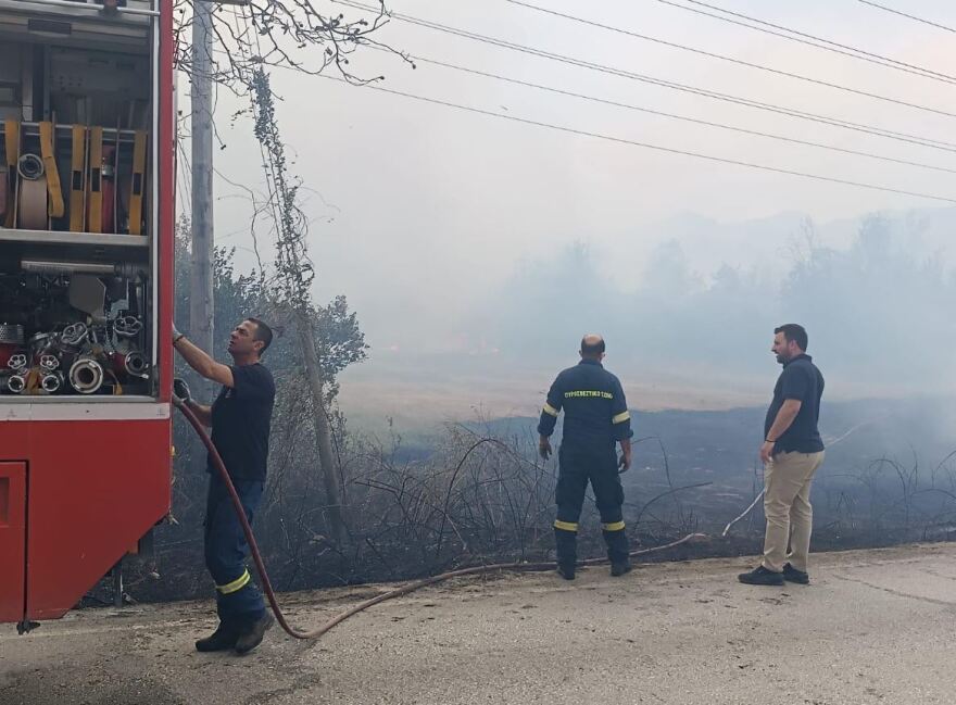 Οριοθετήθηκε η φωτιά που ξέσπασε από κεραυνό έξω από την Καλαμπάκα - Δείτε φωτογραφίες