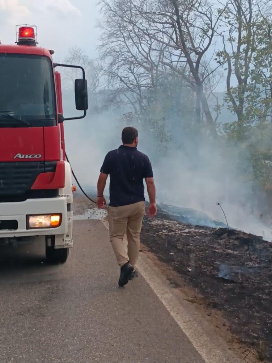 Οριοθετήθηκε η φωτιά που ξέσπασε από κεραυνό έξω από την Καλαμπάκα - Δείτε φωτογραφίες