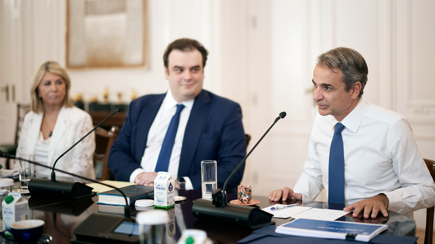 Σχολεία: 11 αλλαγές τη νέα χρονιά και... το κινητό στην τσάντα - Τι συζήτησαν Μητσοτάκης με Πιερρακάκη