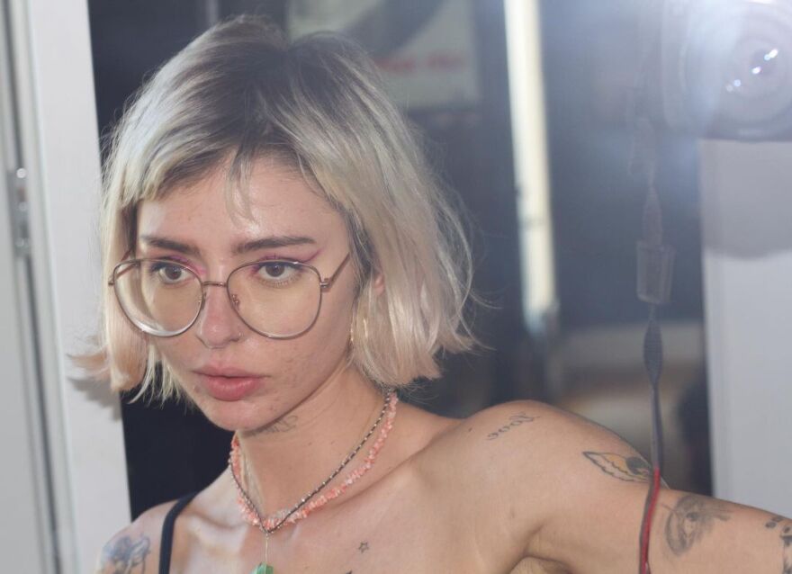 Slash: Έγινε γνωστή η αιτία θανάτου της θετής κόρης του - Αυτοκτόνησε η 25χρονη 