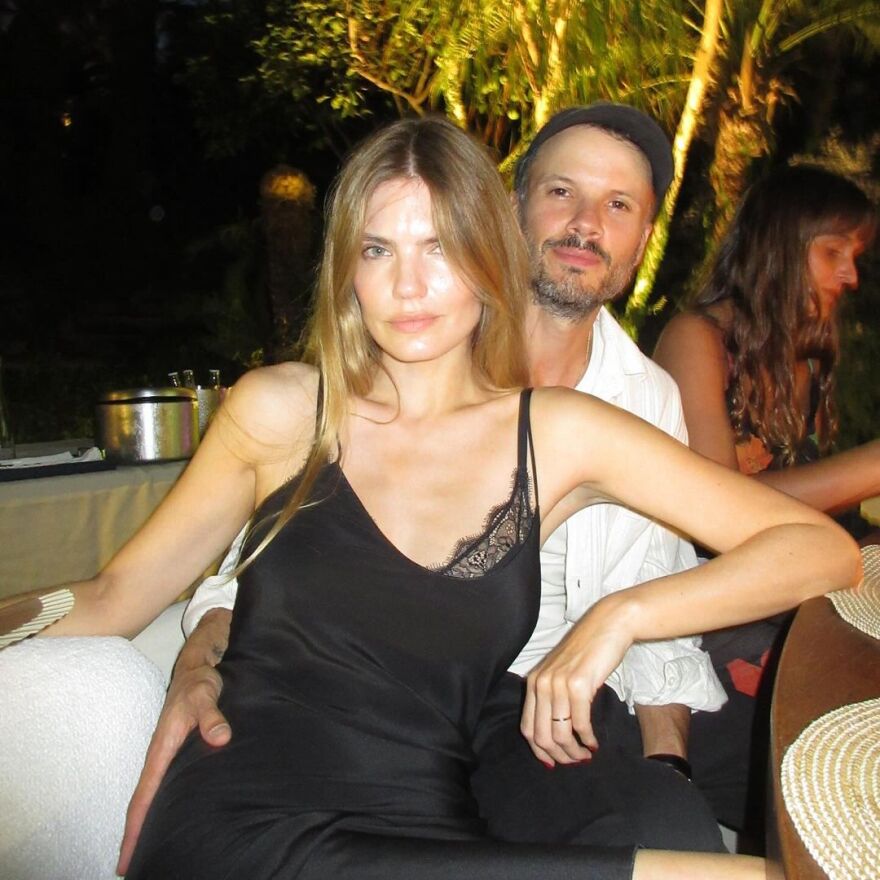 Ντούα Λίπα: Χαλαρώνει πάνω σε στρώμα στην πισίνα με τον Κάλουμ Τέρνερ