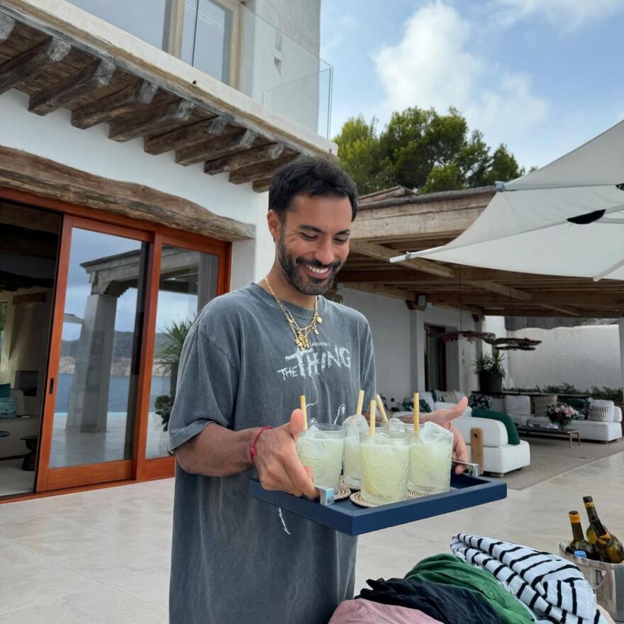 Ντούα Λίπα: Χαλαρώνει πάνω σε στρώμα στην πισίνα με τον Κάλουμ Τέρνερ