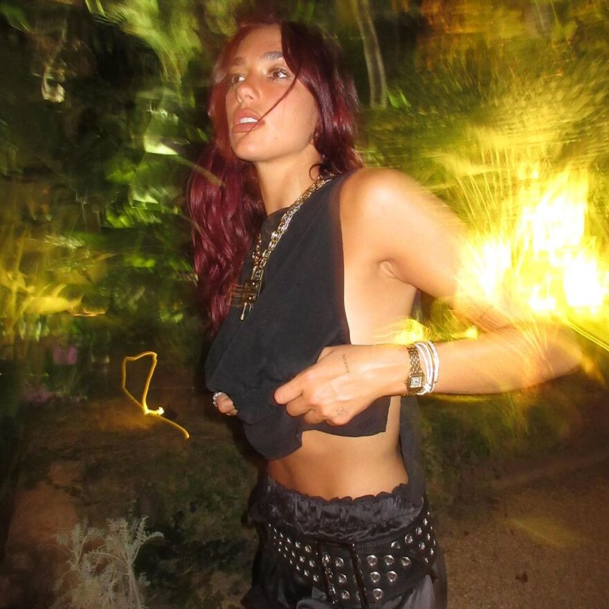 Ντούα Λίπα: Χαλαρώνει πάνω σε στρώμα στην πισίνα με τον Κάλουμ Τέρνερ