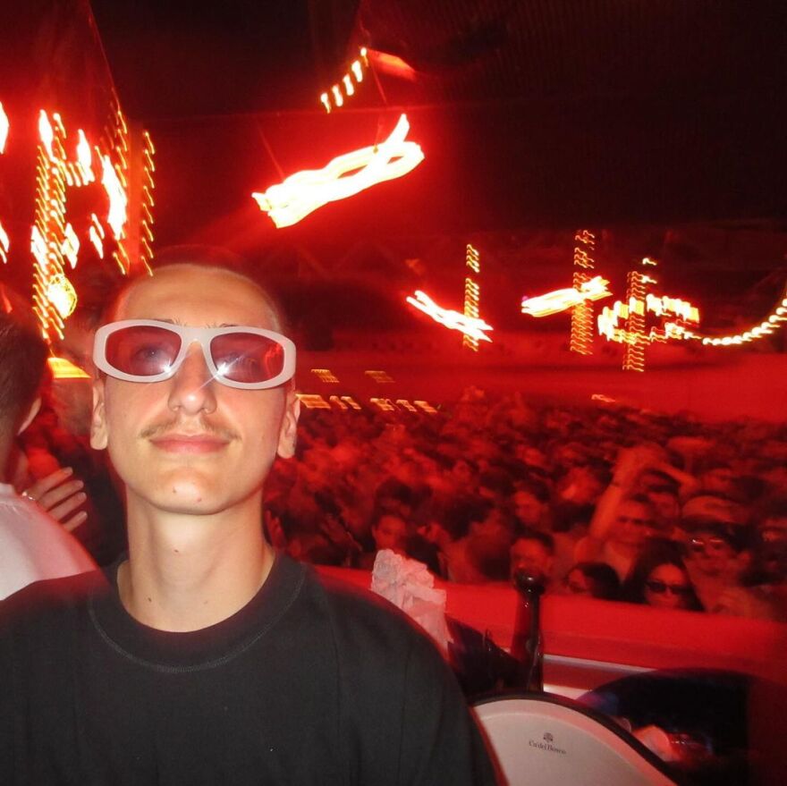 Ντούα Λίπα: Χαλαρώνει πάνω σε στρώμα στην πισίνα με τον Κάλουμ Τέρνερ