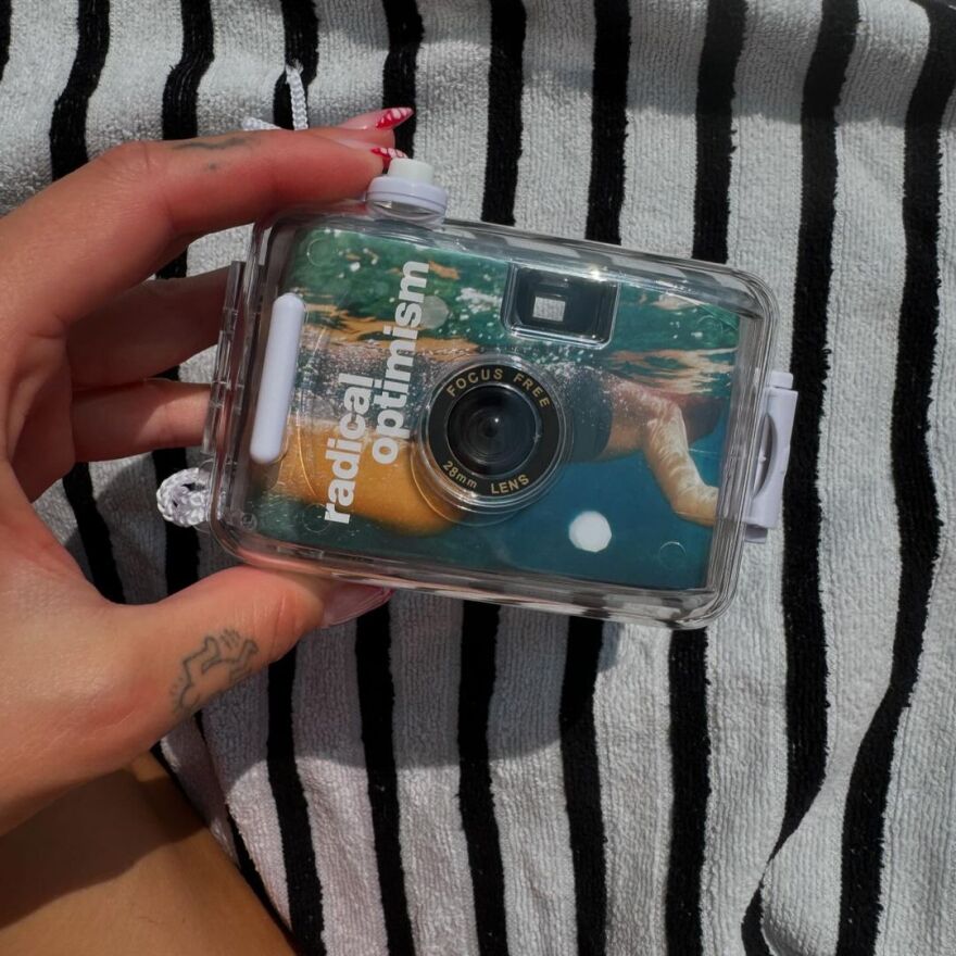 Ντούα Λίπα: Χαλαρώνει πάνω σε στρώμα στην πισίνα με τον Κάλουμ Τέρνερ