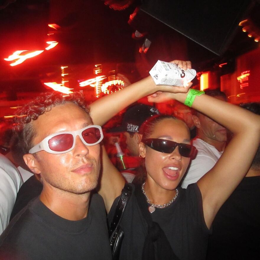 Ντούα Λίπα: Χαλαρώνει πάνω σε στρώμα στην πισίνα με τον Κάλουμ Τέρνερ