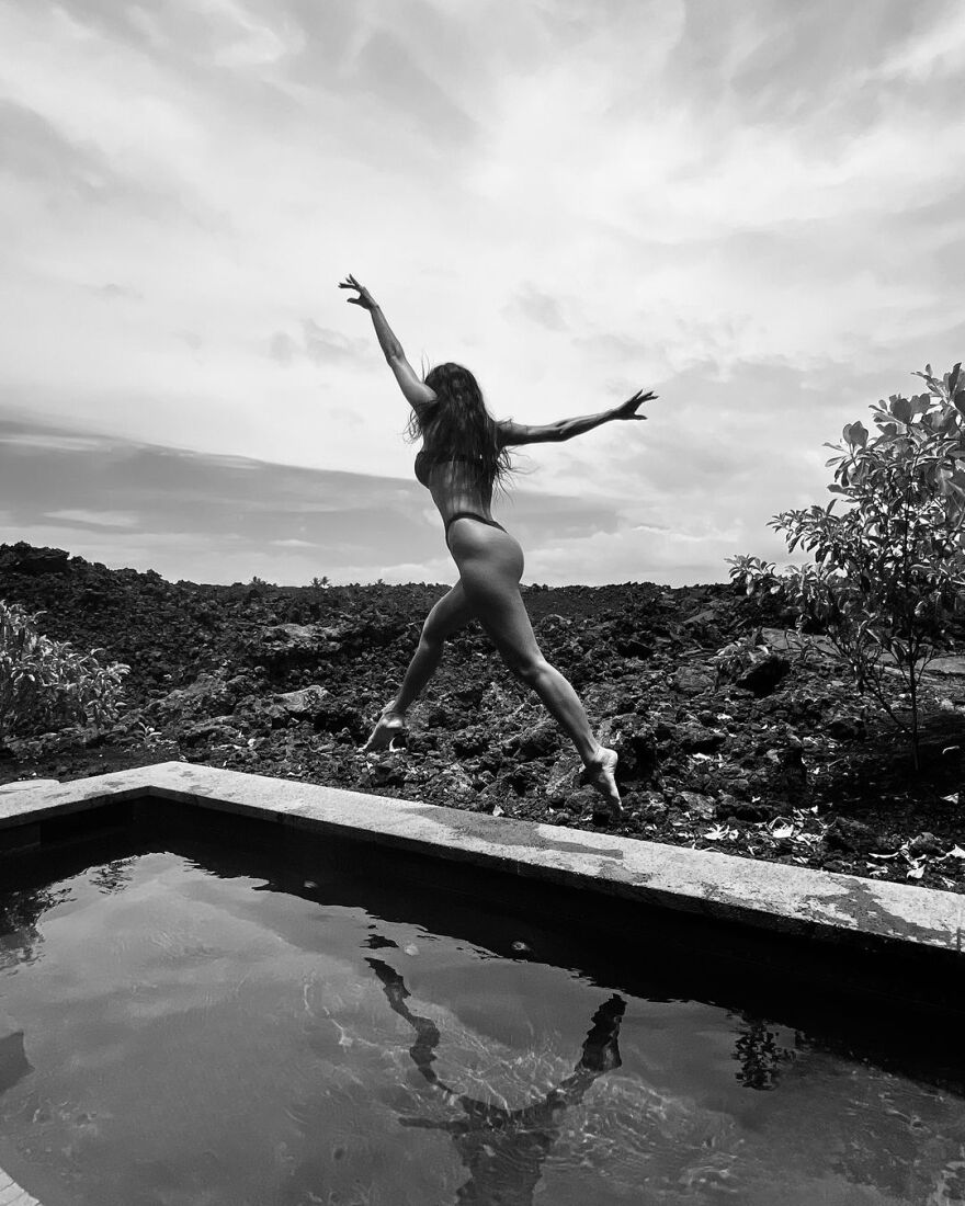 Νικόλ Σέρζινγκερ: Η ανάρτησή της από τη Χαβάη - Κάθεται σε αρχαία λάβα και συνδέεται με τις ρίζες των προγόνων της  