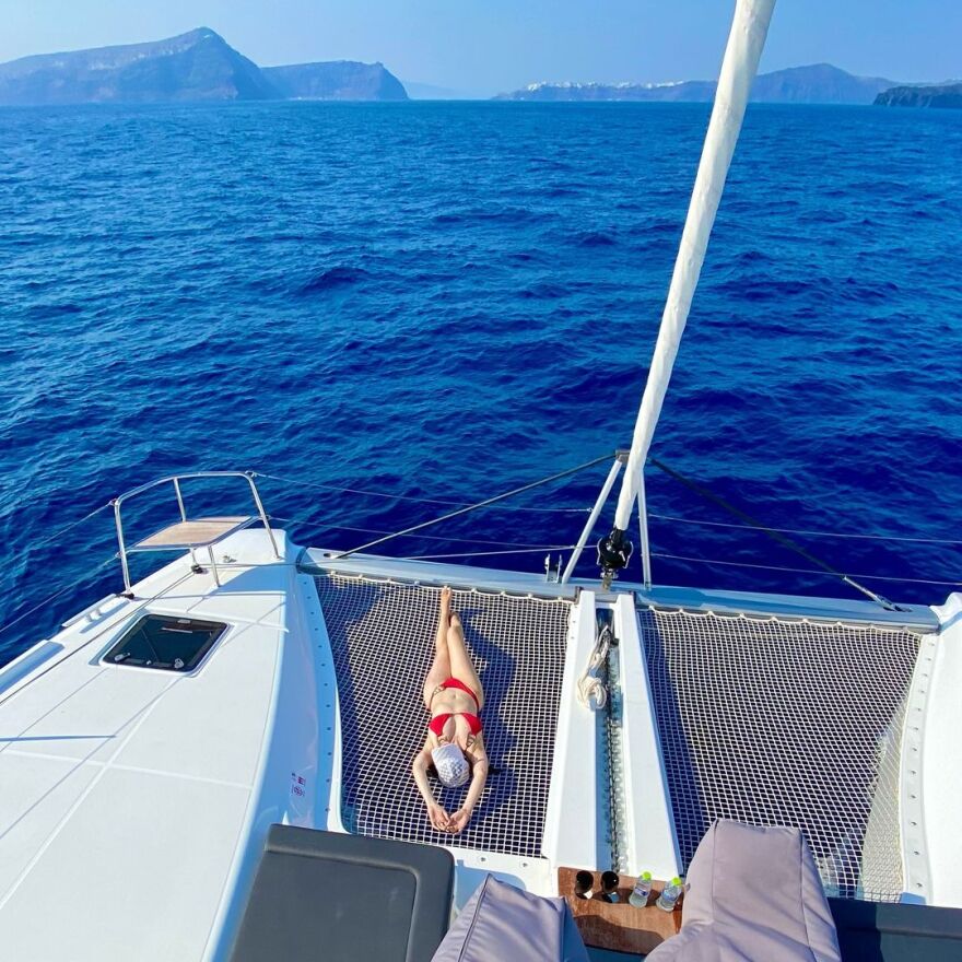 Iωάννα Παλιοσπύρου: Ποζάρει σε σκάφος από τις διακοπές της