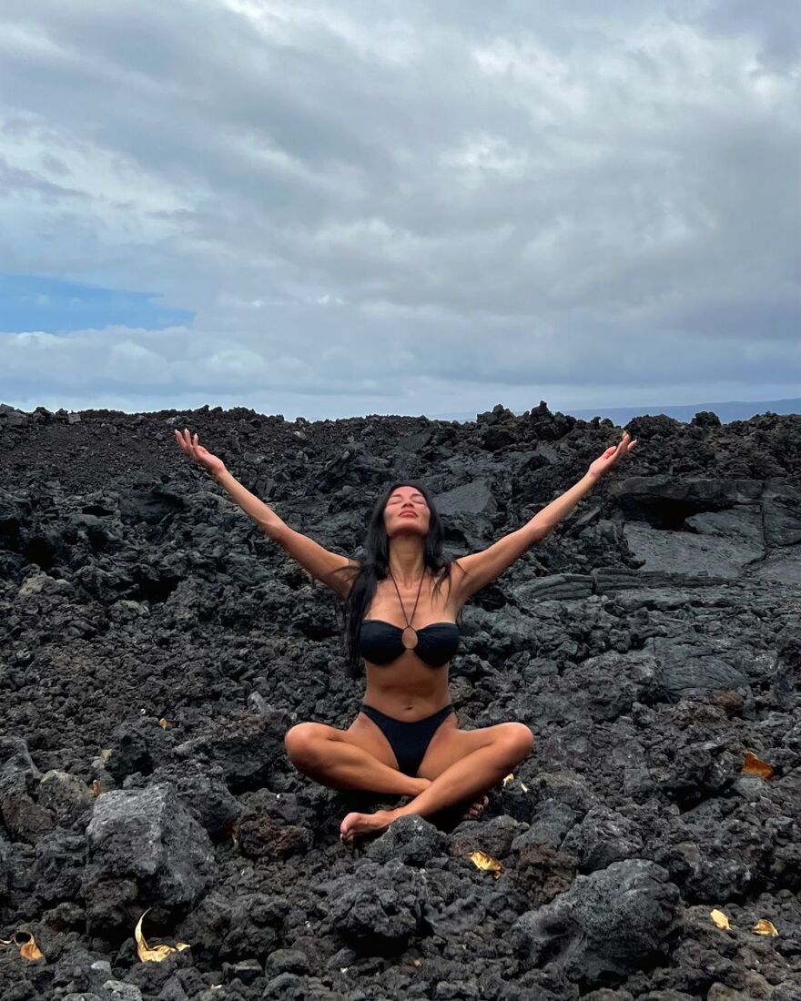 Νικόλ Σέρζινγκερ: Η ανάρτησή της από τη Χαβάη - Κάθεται σε αρχαία λάβα και συνδέεται με τις ρίζες των προγόνων της  