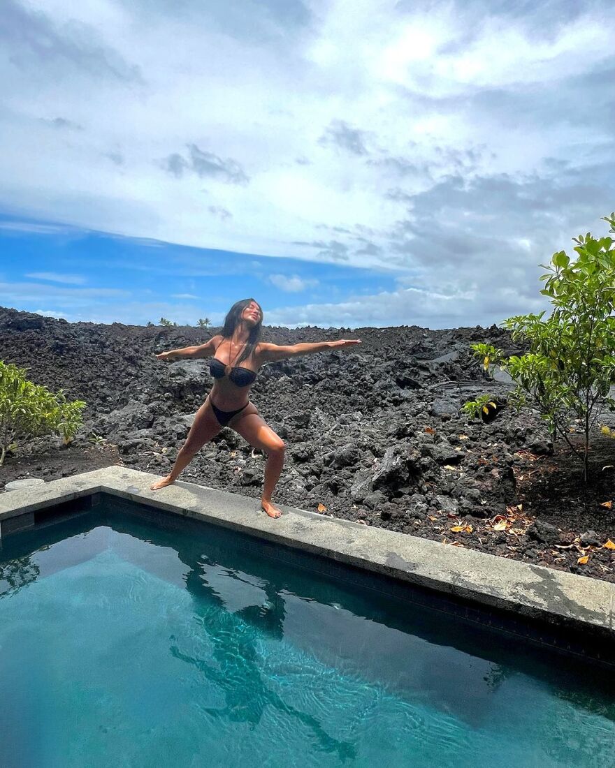 Νικόλ Σέρζινγκερ: Η ανάρτησή της από τη Χαβάη - Κάθεται σε αρχαία λάβα και συνδέεται με τις ρίζες των προγόνων της  