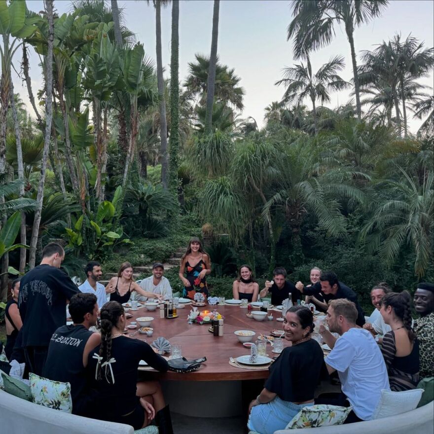 Ντούα Λίπα: Χαλαρώνει πάνω σε στρώμα στην πισίνα με τον Κάλουμ Τέρνερ