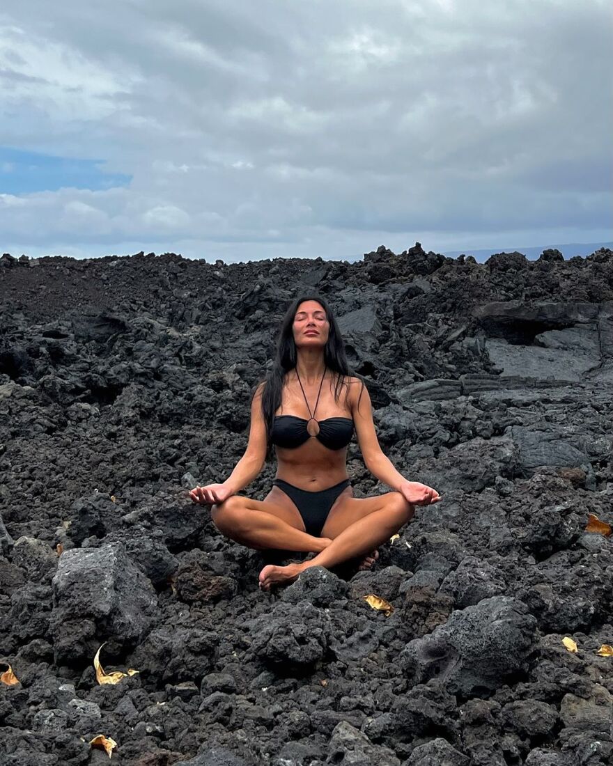 Νικόλ Σέρζινγκερ: Η ανάρτησή της από τη Χαβάη - Κάθεται σε αρχαία λάβα και συνδέεται με τις ρίζες των προγόνων της  