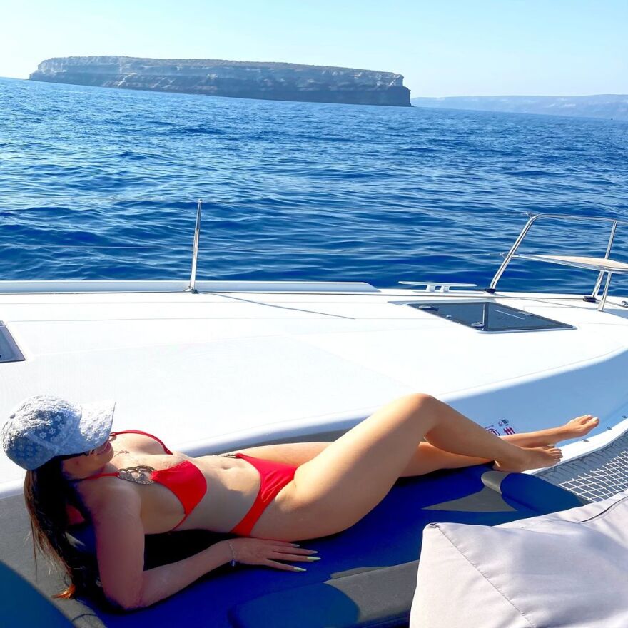 Iωάννα Παλιοσπύρου: Ποζάρει σε σκάφος από τις διακοπές της