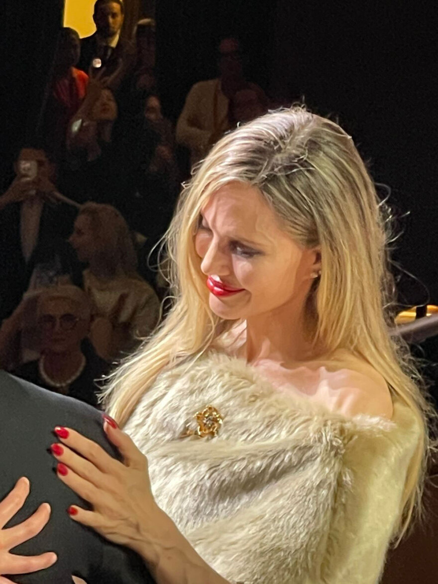 Χειροκροτούσαν όρθιοι επί 15 λεπτά τη Τζολί στη Βενετία για τη Μαρία Κάλλας - Βίντεο με τη συγκίνησή της