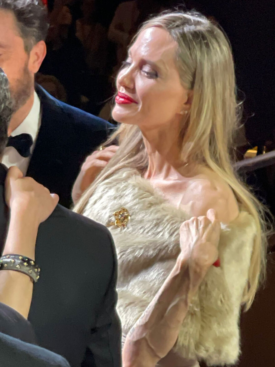 Χειροκροτούσαν όρθιοι επί 15 λεπτά τη Τζολί στη Βενετία για τη Μαρία Κάλλας - Βίντεο με τη συγκίνησή της