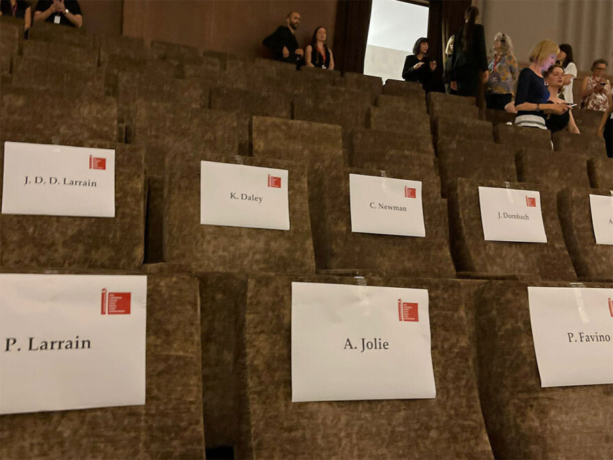 Χειροκροτούσαν όρθιοι επί 15 λεπτά τη Τζολί στη Βενετία για τη Μαρία Κάλλας - Βίντεο με τη συγκίνησή της