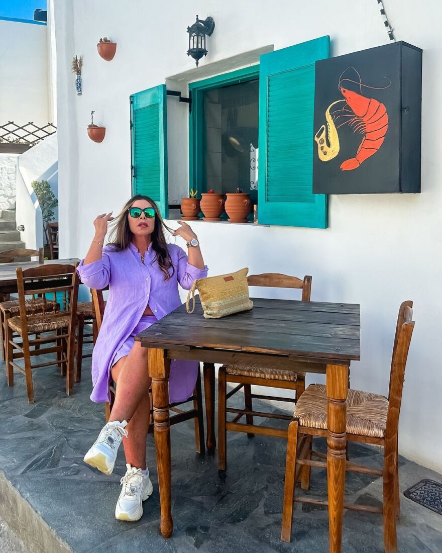 Άντζελα Δημητρίου: Απολαμβάνει τις τελευταίες ημέρες του καλοκαιριού στην Αντίπαρο - Η ενέργεια του νησιού είναι μαγική, λέει