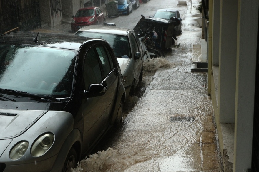 Καιρός: Καταιγίδα και κεραυνοί στην Αττική, έντονα φαινόμενα και στην Εύβοια