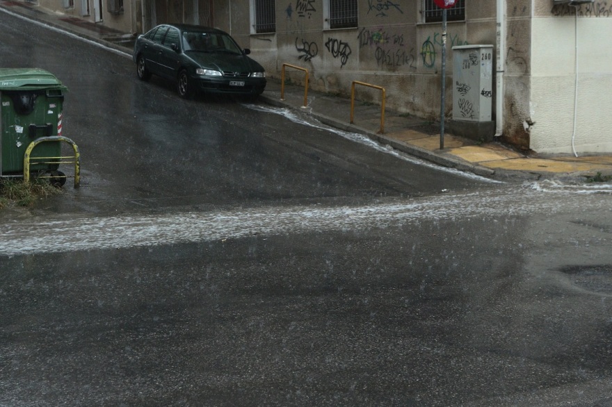 Καιρός: Φωτογραφίες και βίντεο από την καταιγίδα που έπληξε τα νότια προάστια της Αθήνας 