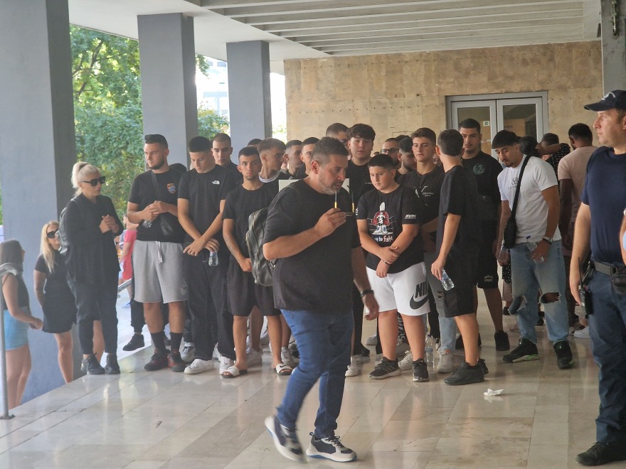 Ντυμένοι στα μαύρα, έξω από τα δικαστήρια, φίλοι του 19χρονου που σκοτώθηκε σε λούνα παρκ στη Χαλκιδική 