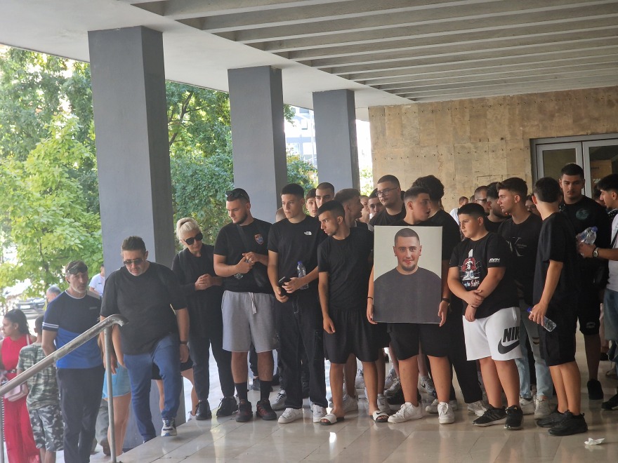 Ντυμένοι στα μαύρα, έξω από τα δικαστήρια, φίλοι του 19χρονου που σκοτώθηκε σε λούνα παρκ στη Χαλκιδική 