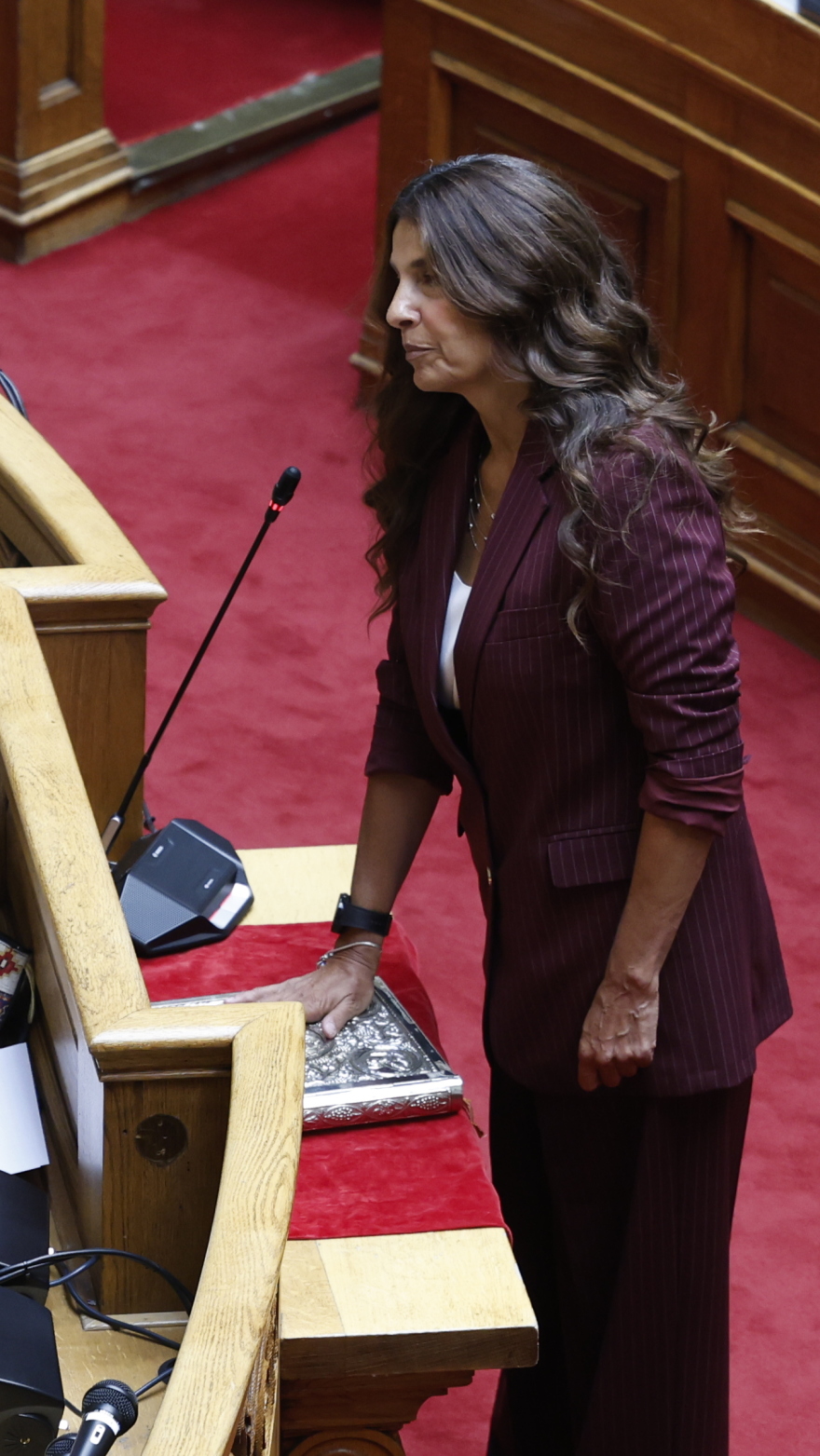 Ορκίστηκε η Τσαπανίδου - Κερδίζουν έδαφος οι νέες κάλπες για αρχηγό στον ΣΥΡΙΖΑ