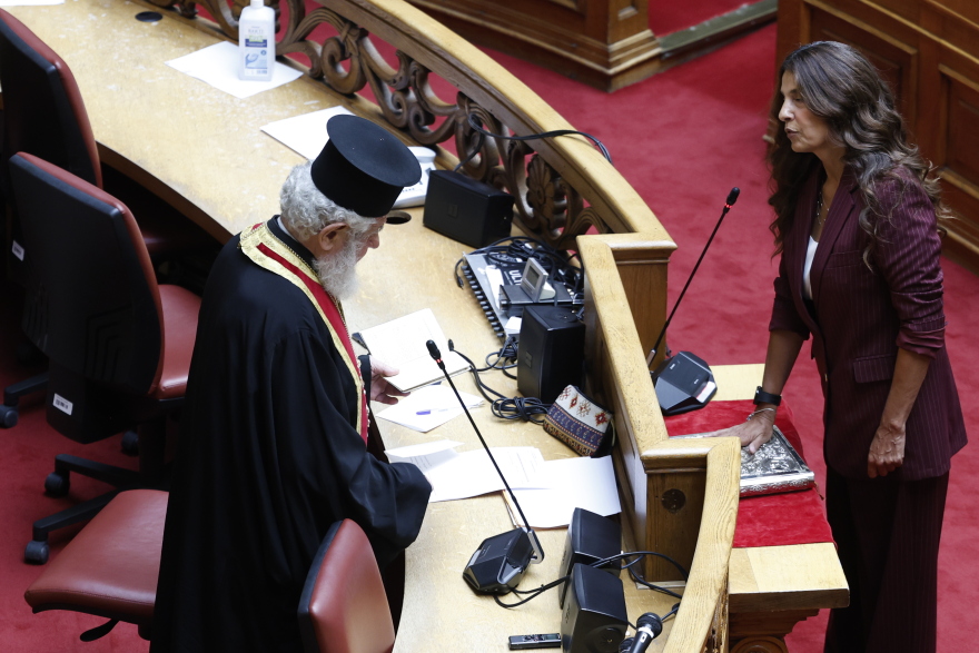 Ορκίστηκε η Τσαπανίδου - Κερδίζουν έδαφος οι νέες κάλπες για αρχηγό στον ΣΥΡΙΖΑ