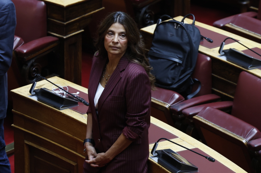 Μέλος της κοινοβουλευτικής ομάδας του ΣΥΡΙΖΑ και επισήμως η Τσαπανίδου - Δείτε φωτογραφίες από την ορκωμοσία