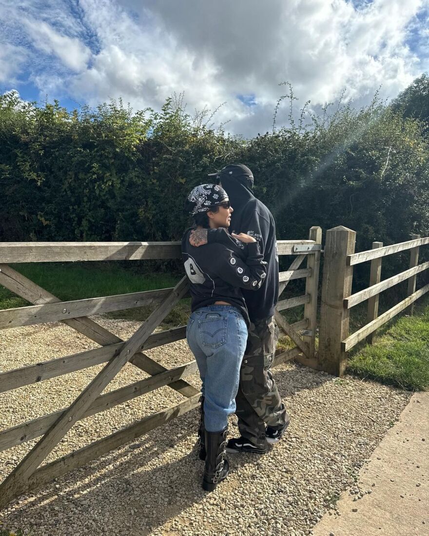 Κόρτνεϊ Καρντάσιαν: Πήγε με τον Τράβις Μπάρκερ για κυνήγι σε αγρόκτημα 