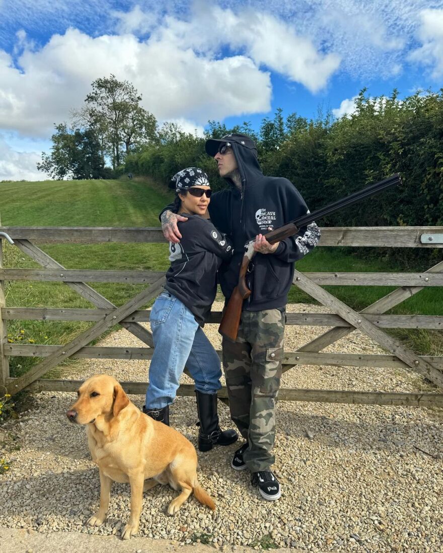 Κόρτνεϊ Καρντάσιαν: Πήγε με τον Τράβις Μπάρκερ για κυνήγι σε αγρόκτημα 