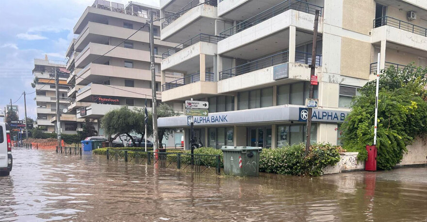 Καιρός: Φωτογραφίες και βίντεο από την καταιγίδα που έπληξε τα νότια προάστια της Αθήνας 