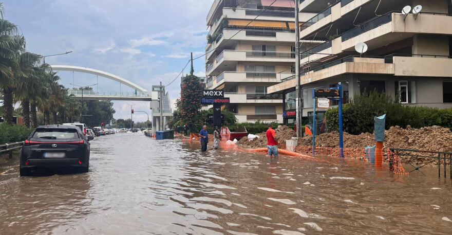 Καιρός: Φωτογραφίες και βίντεο από την καταιγίδα που έπληξε τα νότια προάστια της Αθήνας 